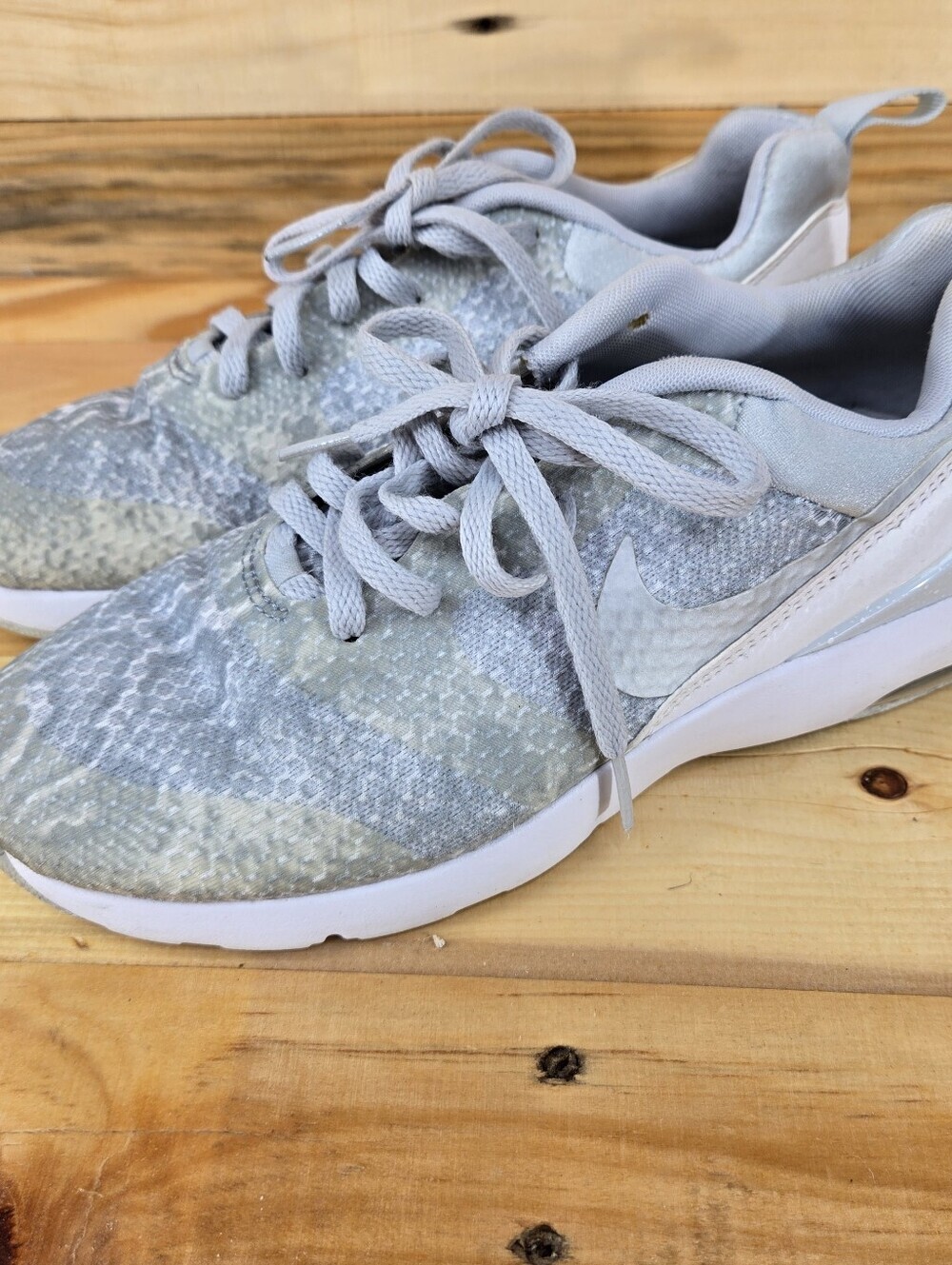 Nike Air Max Siren womens Size 7  White Grey running cross training walking